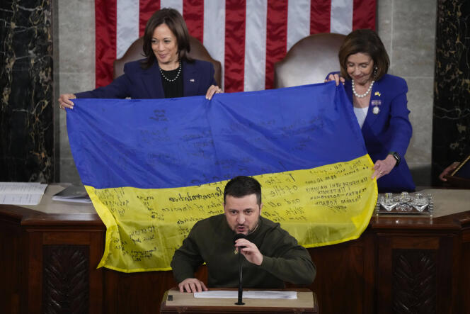 During his address to the US Congress, Volodymyr Zelensky presented US Vice President Kamala Harris, Speaker of the Senate, and Speaker of the House of Representatives, Nancy Pelosi, with a Ukrainian flag signed by soldiers at the front in Bakhmout, in the east of the country.  At the Capitol in Washington on December 21, 2022. 