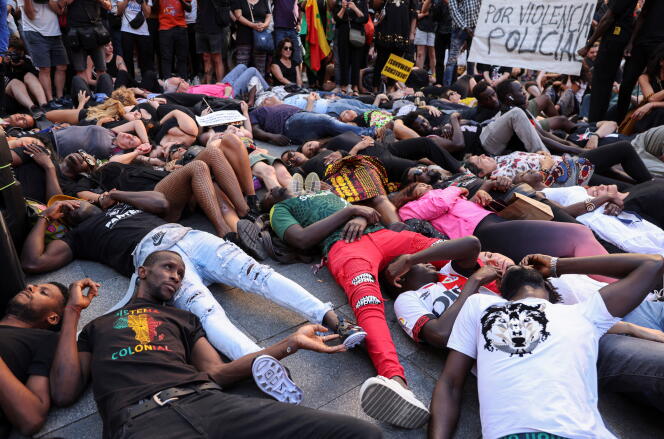 En Madrid, manifestación del 26 de junio de 2022, dos días después de la tragedia de Melilla que se saldó con la muerte de al menos 23 personas.  Activistas recrean la exhibición de cadáveres después de que más de 2.000 inmigrantes africanos intentaran entrar en el enclave español situado en territorio marroquí.