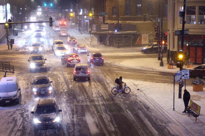 Des automobilistes conduisent sur des outes enneigées, à Chicago, aux Etats-Unis, le 22 décembre 2022.