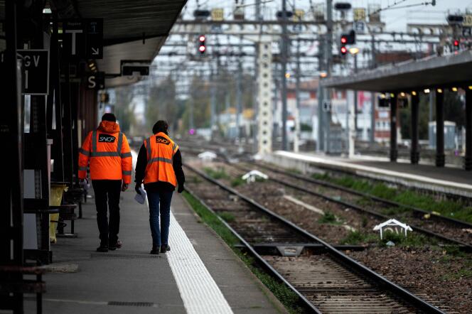 Empleados de SNCF en la estación de Toulouse-Matabiau, 2 de diciembre de 2022.
