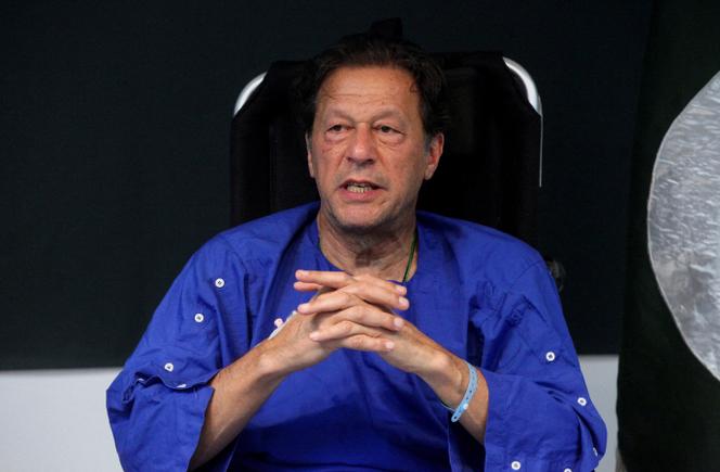 El ex primer ministro paquistaní Imran Khan en el Shaukat Khanum Memorial Cancer Hospital en Lahore, Pakistán, el 4 de noviembre de 2022, después de haber resultado herido en un ataque el día anterior.