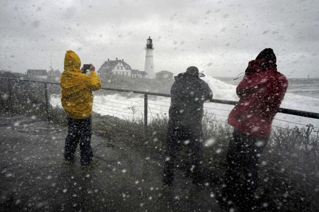 Des visiteurs au phare Portland Head, lors d’une puissante tempête hivernale à Cape Elizabeth, Maine, le 23 décembre 2022.
