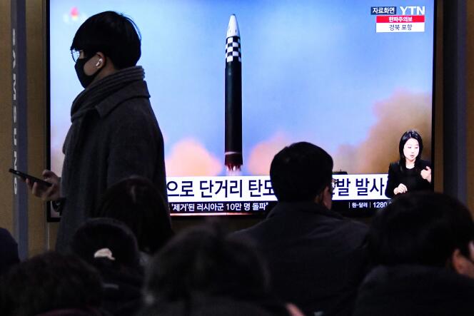 Dans une station de métro à Séoul, des usagers regardent un journal télévisé montrant des essais de tirs de missiles en Corée du Nord, le vendredi 23 décembre 2022. 