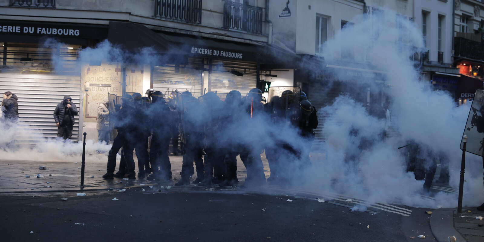 Des policiers anti-émeutes tentent de disperser des manifestants,  à Paris, le 23 décembre 2022.