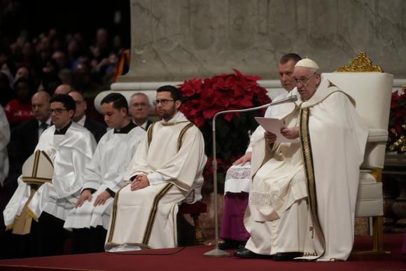 Papst Franziskus spricht am 24. Dezember 2022 im Petersdom im Vatikan zu den Gläubigen.