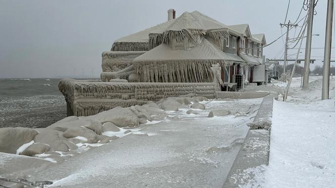 Un restaurante cubierto de ventisqueros en el lago Erie en Hamburgo, Nueva York, el 24 de diciembre de 2022.