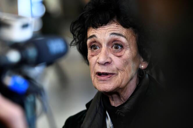 L’avocate française Isabelle Coutant-Peyre s’adresse à la presse avant l’arrivée de son client, le tueur en série français Charles Sobhraj, à l’aéroport Roissy-Charles-de-Gaulle, le 24 décembre 2022. 