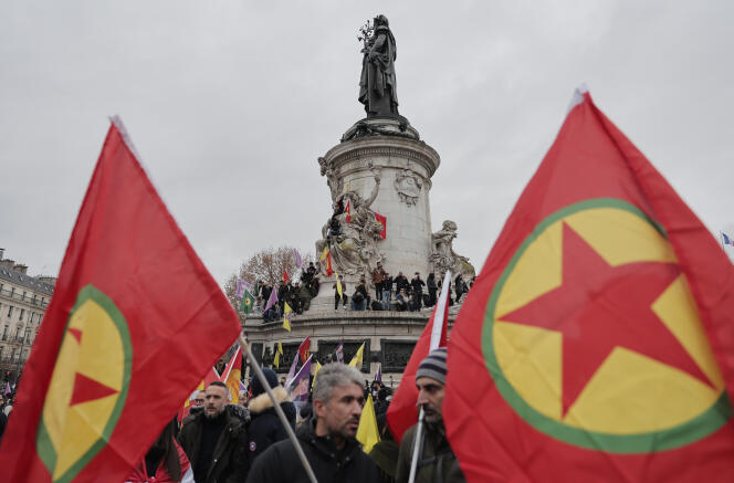 Des activistes kurdes tenant le drapeau du Parti des travailleurs du Kurdistan (PKK) manifestent contre la récente fusillade dans un centre culturel kurde. Place de la République à Paris, samedi 24 décembre 2022.