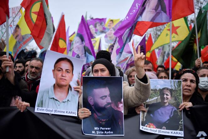 Des manifestants kurdes montrent des photos d'Emine Kara et Mir Perwer, deux des trois Kurdes tués le 23 décembre à Paris par un Français de 69 ans.Place de la République, à Paris, le 24 décembre 2022. 