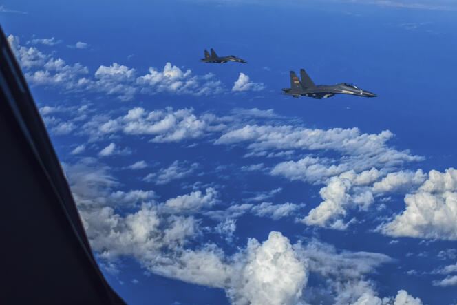 En esta foto publicada por el medio estatal chino Nueva China, los aviones de combate del Ejército Popular de Liberación de China realizan ejercicios de entrenamiento cerca de la isla de Taiwán el 8 de agosto de 2022. 