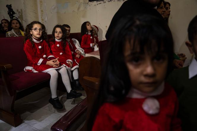 Jeunes Palestiniennes et leurs familles dans l’église catholique de la Sainte-Famille, dans la ville de Gaza, le 24 décembre 2022.