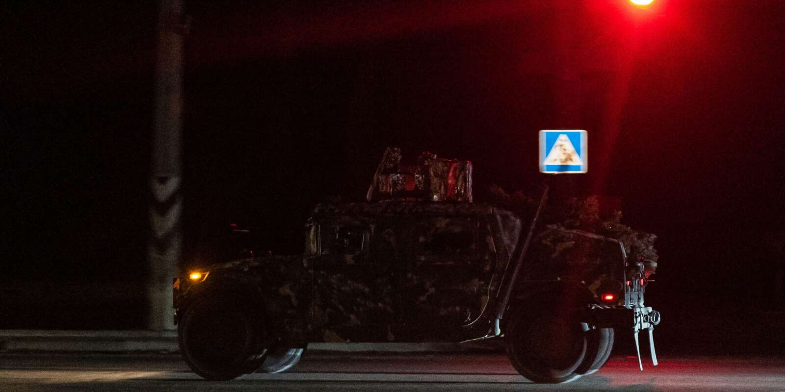 Un véhicule blindé dans les rues de Kramatorsk, dans l’est de l’Ukraine, pendant une coupure d’électricité, 24 décembre 2022.