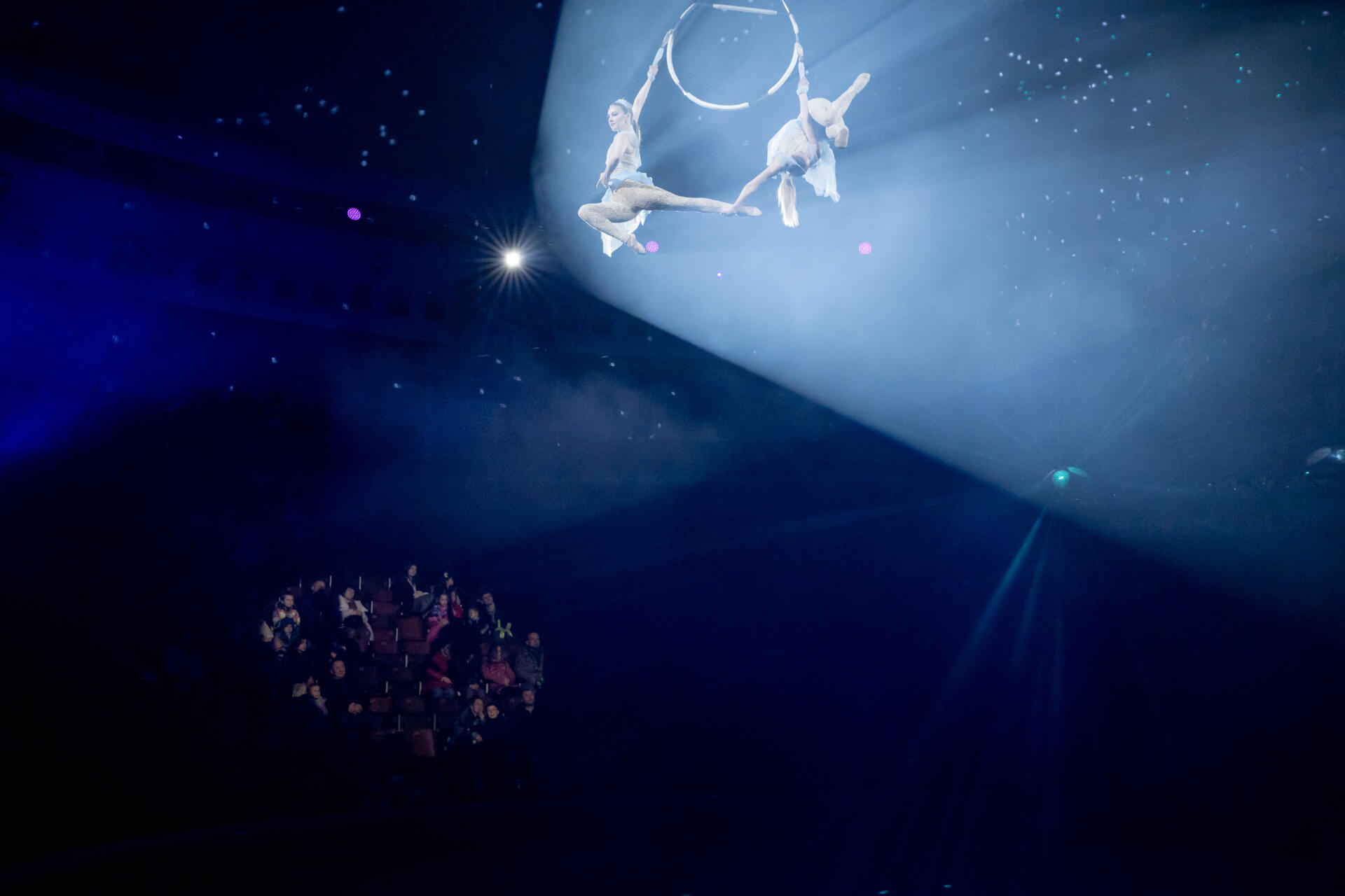 Des acrobates lors d'un spectacle nommé "Conte de Noël" au Cirque national, à Kiev, le 24 décembre 2022. 