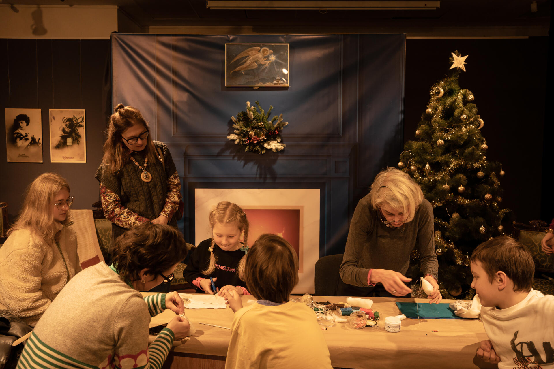 Des enfants fabriquent de faux bonshommes de neige à l'exposition « Qu'il y ait des fêtes, de la lumière et de la chaleur ! » au Musée d'histoire, à Kiev, le 24 décembre 2022. 