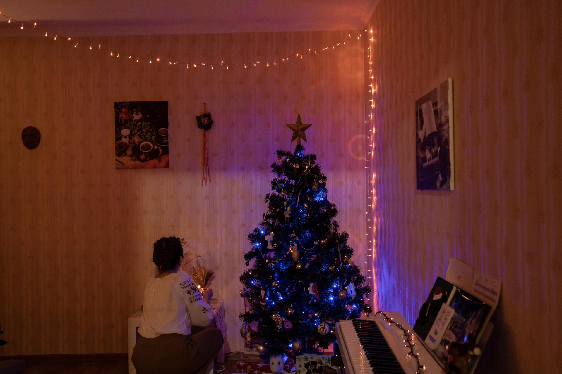 Un sapin de Noël décore l'appartement d'Anastasia, à Brovary, dans la banlieue de Kiev, le 24 décembre 2022.