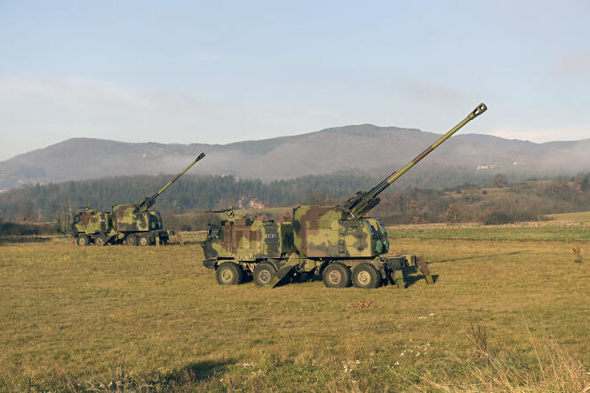 En esta foto proporcionada por el servicio de prensa del Ministerio de Defensa de Serbia, los obuses del ejército serbio están en posición cerca de la frontera con Kosovo, el 26 de diciembre de 2022.