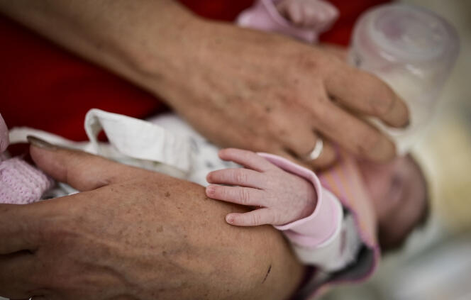 Una enfermera alimenta a un bebé recién nacido en una sala de maternidad en Bulgaria el 13 de septiembre de 2022.