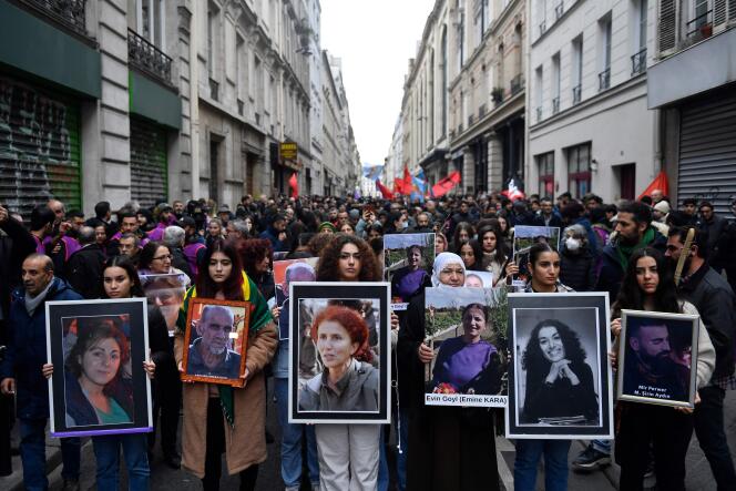 Marche blanche en hommage à Sakine Cansiz, Fidan Dogan, Leyla Saylemez, killed in 2013, et Emine Kara, Mir Perwer et Abdurrahman Kizil, qui ont trouvé la mort le 23 décembre.  À Paris, le 26 décembre 2022. 