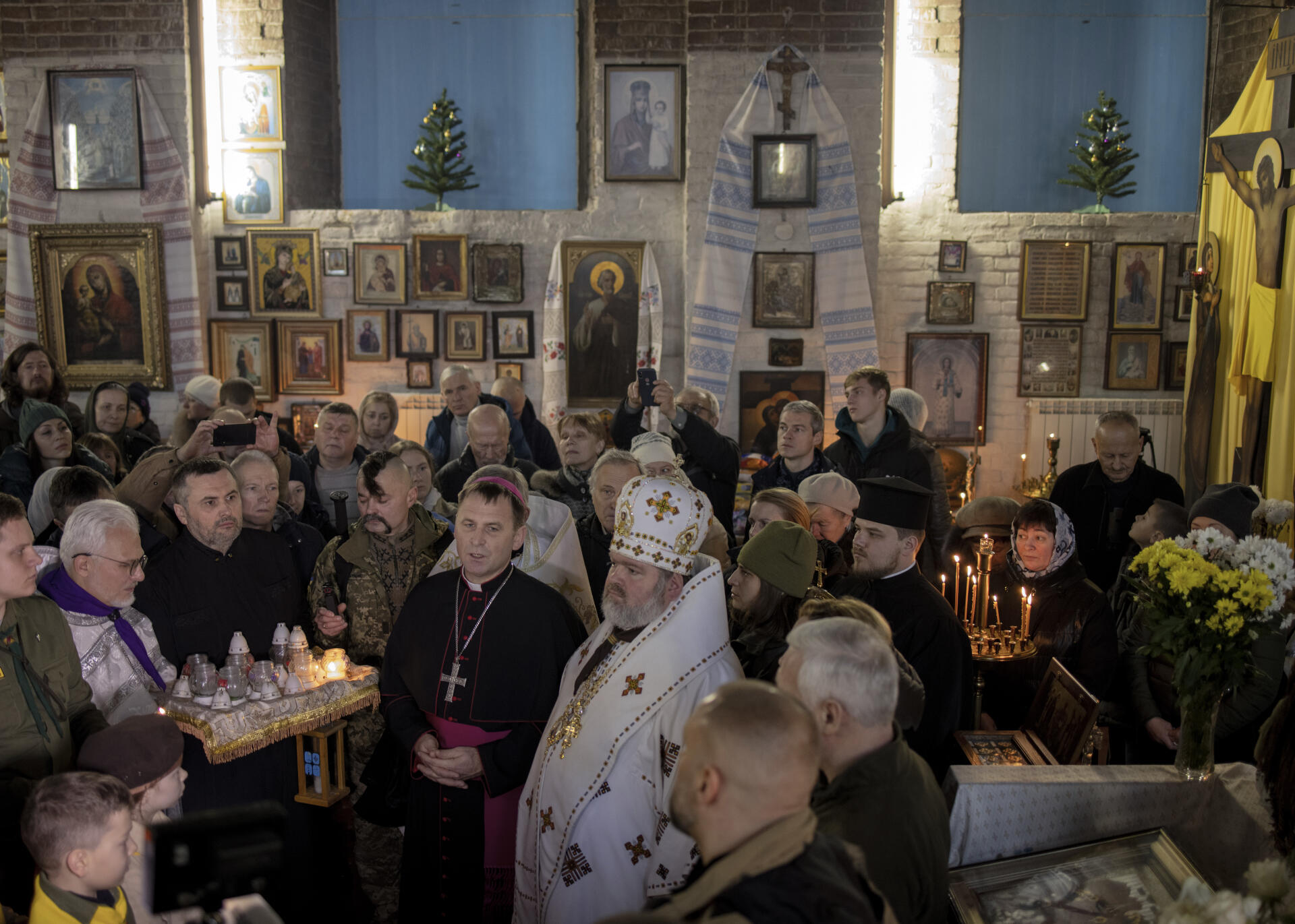 Monseigneur Pavlo Honcharuk et le prêtre orthodoxe Vladyka Mitrofan lors de la messe œcuménique de Noël célébrée dans la cathédrale orthodoxe ukrainienne Saint-Jean-le-Théologien, à Kharkiv (Ukraine), le 25 décembre 2022.