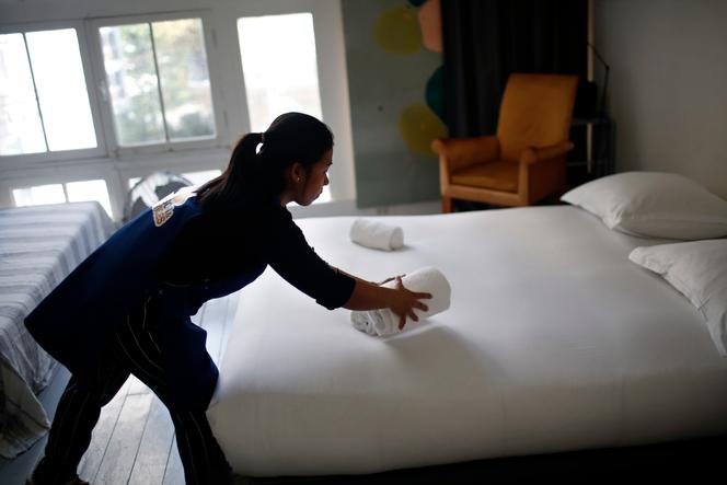 Une femme de ménage travaille dans un appartement en location Airbnb, à Paris, en septembre 2018.