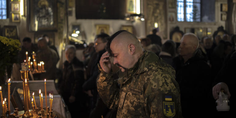 Un soldat ukrainien lors de la messe de Noël célébrée dans la cathédrale orthodoxe ukrainienne Saint-Jean le Théologien, à Kharkiv, Ukraine, le 25 décembre 2022.