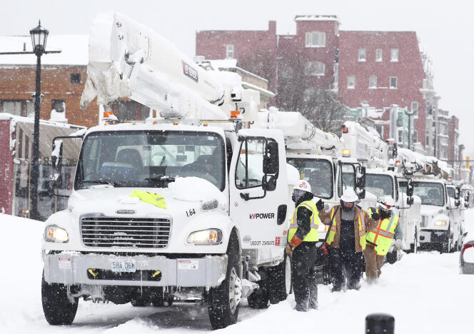 Des camions viennent alimenter en électricité des appartements et des maisons, sur Allen Street, à Buffalo, dans l’Etat de New York, le 26 décembre 2022.