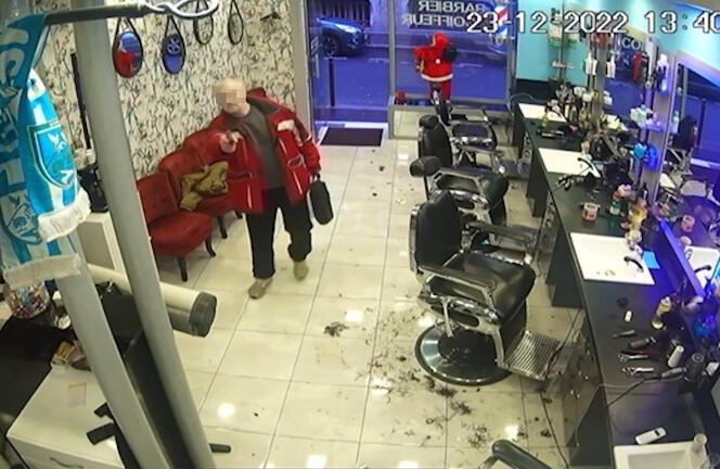 Une capture d’écran issue de la vidéo de surveillance du salon de coiffure où William M. a été arrêté après son attaque meurtrière du Centre culturel kurde Ahmet-Kaya, rue d’Enghien, à Paris, le 23 décembre 2022.