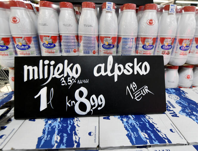 Des prix affichés en kunas et en euros, dans un supermarché de Zagreb, la capitale croate, le 26 septembre 2022. 