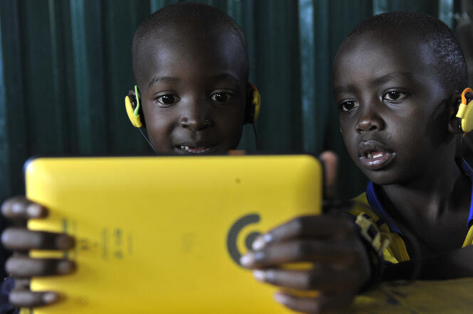 Des élèves utilisent une tablette numérique créée par une entreprise kényane, à Nairobi, en 2015.