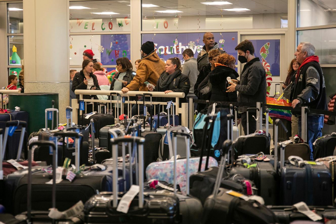 Przed biurem Southwest Airlines na międzynarodowym lotnisku Midway w Chicago, 27 grudnia 2022 r.