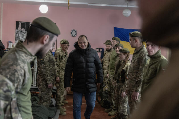 Ruslan Martsinkiv, le maire d’Ivano-Frankivsk, une ville de l’ouest de l’Ukraine, rend visite à une unité de la 72e brigade mécanisée dans le district de Provorsk (Ukraine), le 25 novembre 2022.