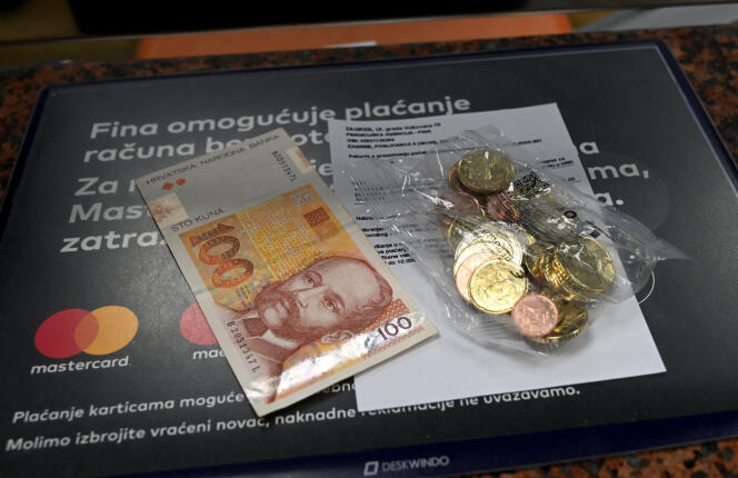 Des kunas (la devise croate) et des euros, à l’Agence financière croate, à Zagreb, le 1er décembre 2022.