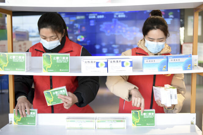 Des volontaires mettent en place une distribution gratuite de médicaments donnés par des commerçants et des résidents dans un centre de services publics à Tonglu, dans la province orientale du Zhejiang en Chine, le 23 décembre 2022. 