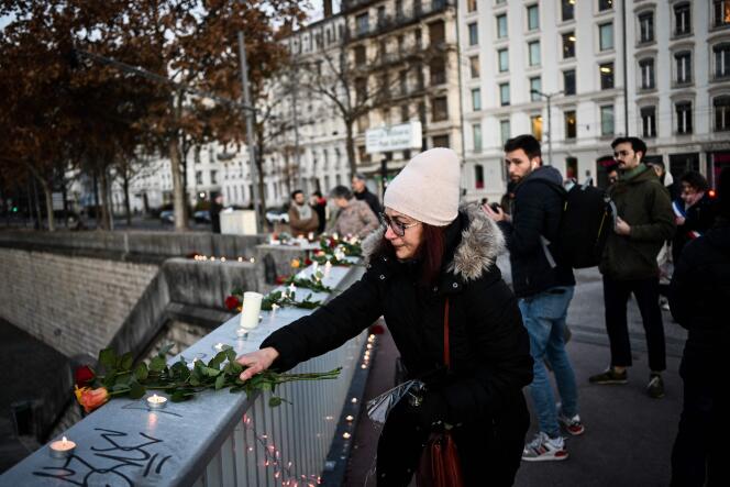 Los residentes se reúnen para rendir homenaje a Mohammad Moradi, que se suicidó saltando al Ródano para concienciar sobre la situación del pueblo iraní, en Lyon, el 27 de diciembre de 2022. 