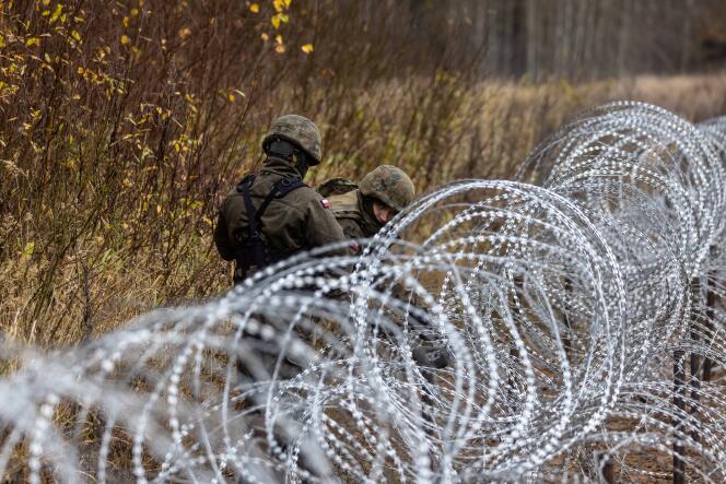 Des soldats polonais construisent une clôture à la frontière russe, à Zerdziny, face à l’oblast de Kaliningrad, dans le nord-est de la Pologne, le 3 novembre 2022.