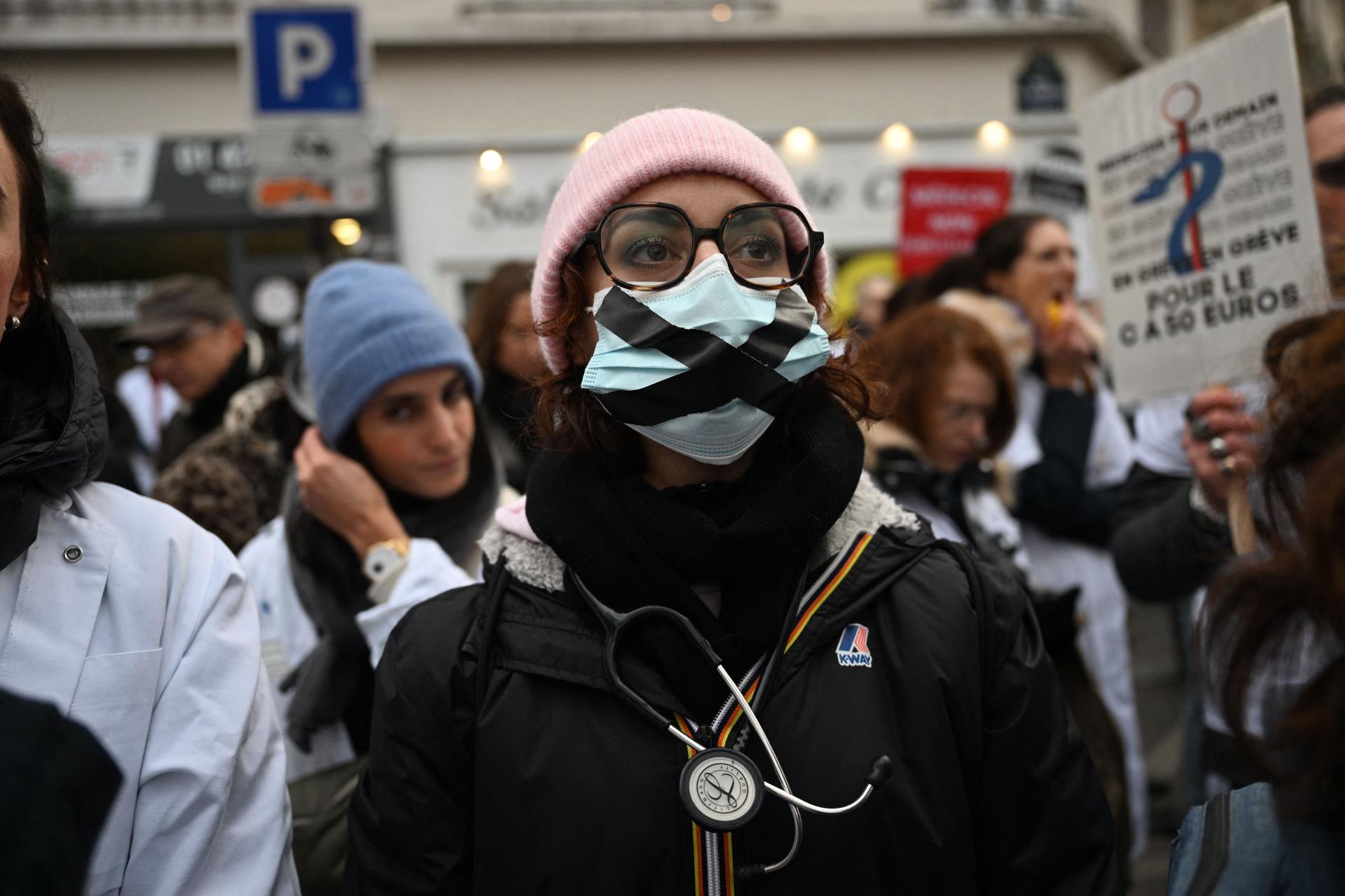 Lors d’un rassemblement organisé par le collectif Médecins pour demain et la Confédération des syndicats de médecins français (CSMF), à Paris, le 1er décembre 2022.