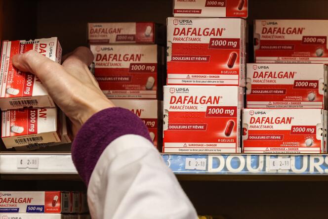 Un pharmacien saisit des boîtes de Dafalgan, à Toulouse, le 9 décembre 2022. 