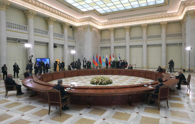 Réunion des responsables des ex-républiques soviétiques membres de la Communauté des Etats indépendants, dans la bibliothèque Boris-Eltsine, à Saint-Pétersbourg (Russie), le 26 décembre 2022. 