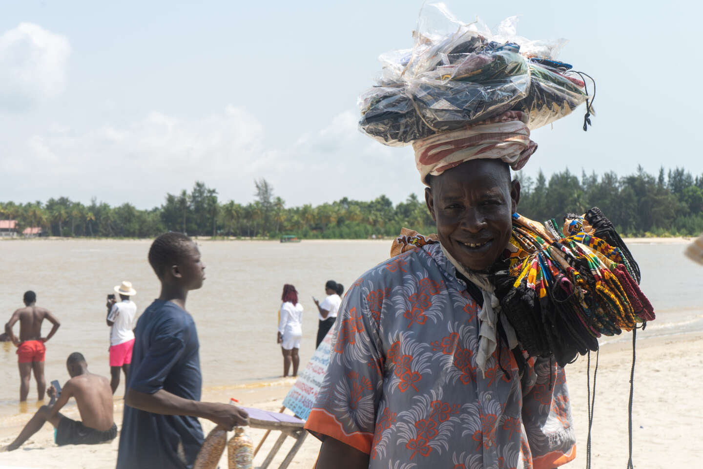 Sur les plages de Côte d’Ivoire, la débrouille des vendeurs ambulants venus du Sahel