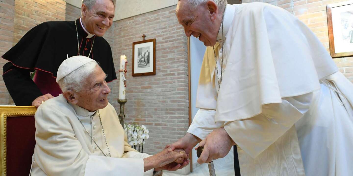 Tegne stenografi udtale Pope Francis says former Pope Benedict is 'very ill', asks for prayers