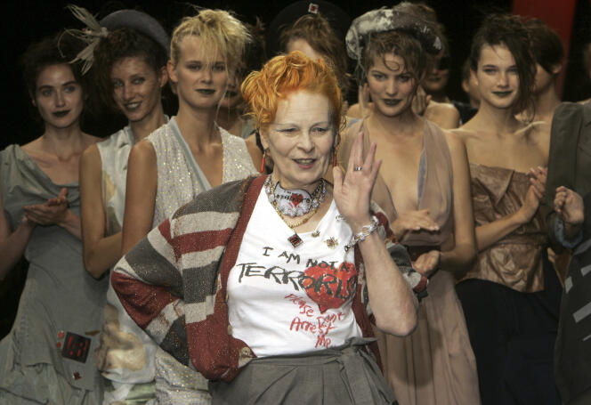 Vivienne Westwood presenta su colección primavera-verano 2006 en París, el 4 de octubre de 2005.