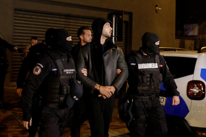 Andrew Tate et son frère Tristan, escortés par les policiers roumains de la Diicot, le 29 décembre à Bucarest.