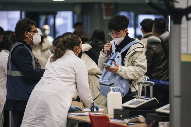 Los viajeros de China se hacen la prueba a su llegada al aeropuerto de Milán, Italia, el 29 de diciembre de 2022.