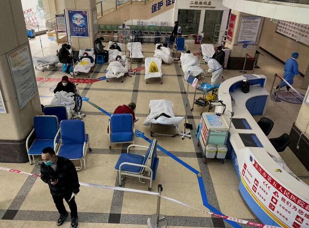 Des patients atteints du Covid-19, dans le hall de l’hôpital populaire numéro 5 de Chongqing (Chine), le 23 décembre 2022.
