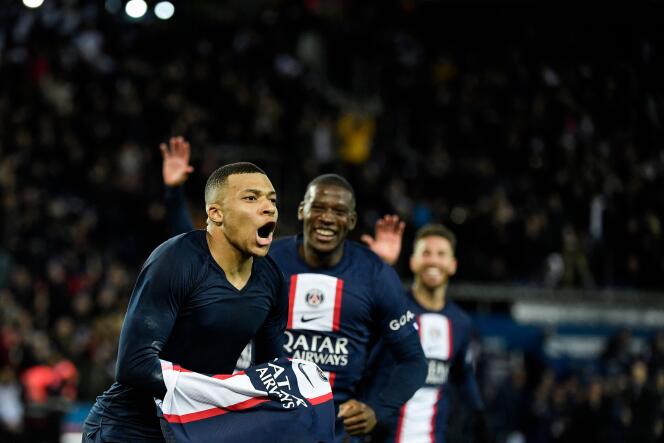 Kylian Mbappé après avoir fêté son but vainqueur face à Strasbourg mercredi 28 décembre au Parc des Princes lors des huitièmes de finale du Championnat de France de Ligue 1.