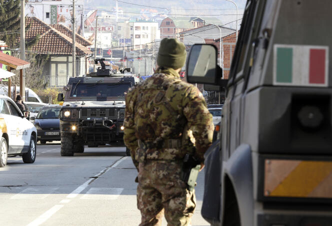 Des soldats italiens, qui font partie de la force de maintien de la paix de l’OTAN, se tiennent près d’une barricade à Mitrovica, au Kosovo, le 29 décembre 2022. 