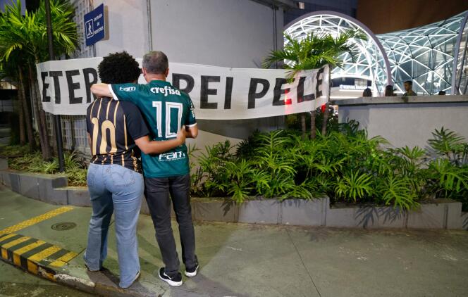 Frente al hospital Albert-Einstein, en Sao Paulo, donde murió Pelé, hinchas levantaron una pancarta que decía: 