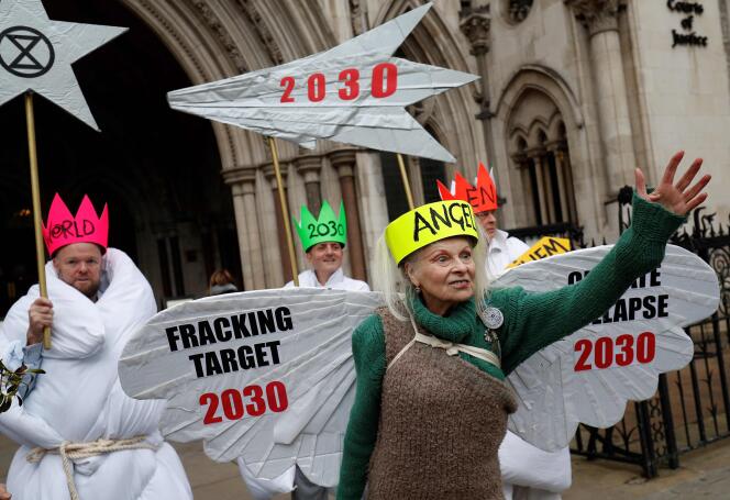 Vivienne Westwood se manifiesta contra la explotación del gas de esquisto, frente a las Cortes Reales de Justicia, en Londres, el 18 de diciembre de 2018.