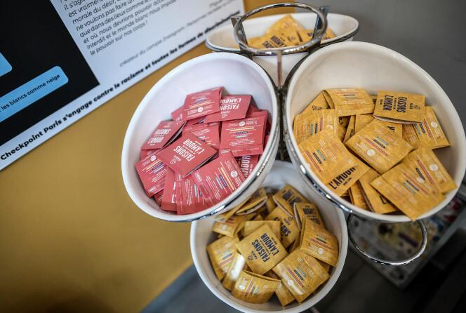 Des préservatifs au centre de prévention et de dépistage CheckPoint de Paris, à Paris, le 1er décembre 2020. 