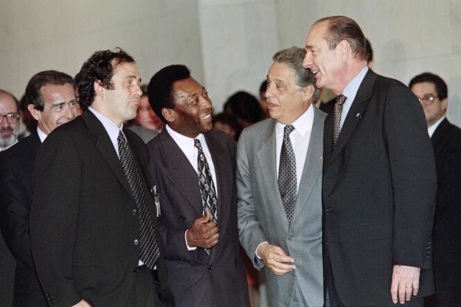 Pelé, ici en compagnie de Jacques Chirac et de Michel Platini, à Brasilia, le 12 mars 1997. 